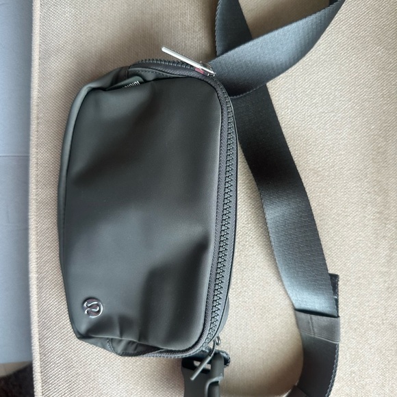 COPY - Lululemon Everywhere Belt Bag 1L NEW - Picture 3 of 10